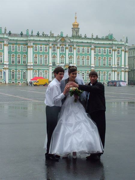 Newlyweds in front of the Winter Palace