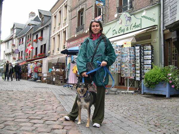 STROLLING WITH LUCKY ALONG THE STREETS OF HONFLEUR (LOWER NORMANDY)