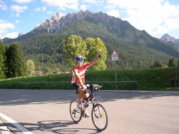 PEDALLING AMONG THE HIGH MOUNTAINS, IMMERSED IN GREEN
