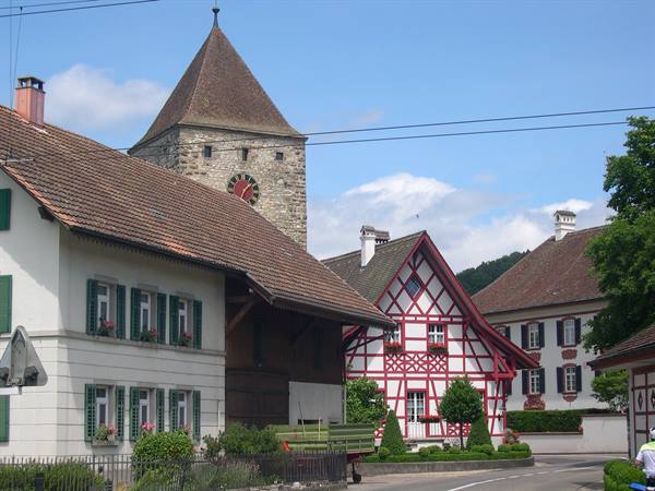 TYPICAL SWISS HOUSES ALONG THE ROUTE