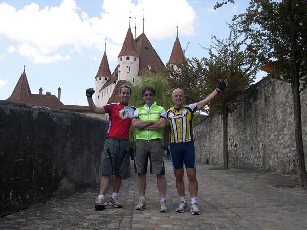 THE GROUP BELOW THUN CASTLE