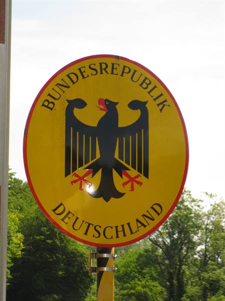 Yellow round sign with black eagle, border of the Federal Republic of Germany