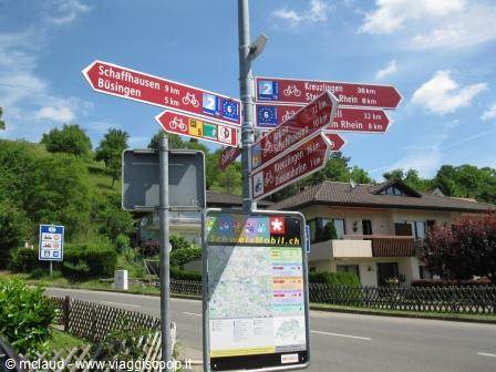 Red bicycle signposts point to Schaffhausen and Rheinfelden, tourist map below