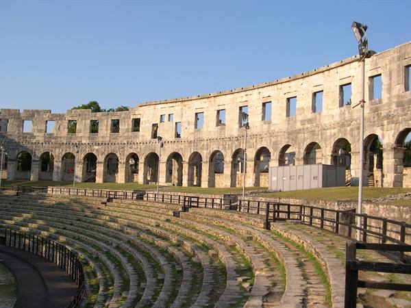 THE MAJESTIC AMPHITHEATRE OF PULA