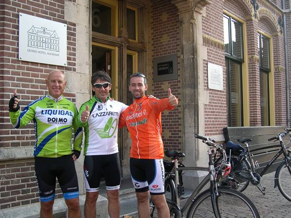 Three cyclists in Liquigas and Lazzaretti jerseys outside Grand Hotel Alkmaar