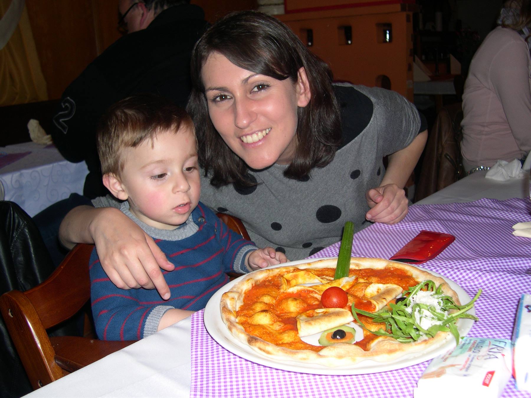 FEDERICO . . .MAMMA VALENTINA . . . E UNA SIMPATICISSIMA PIZZA 