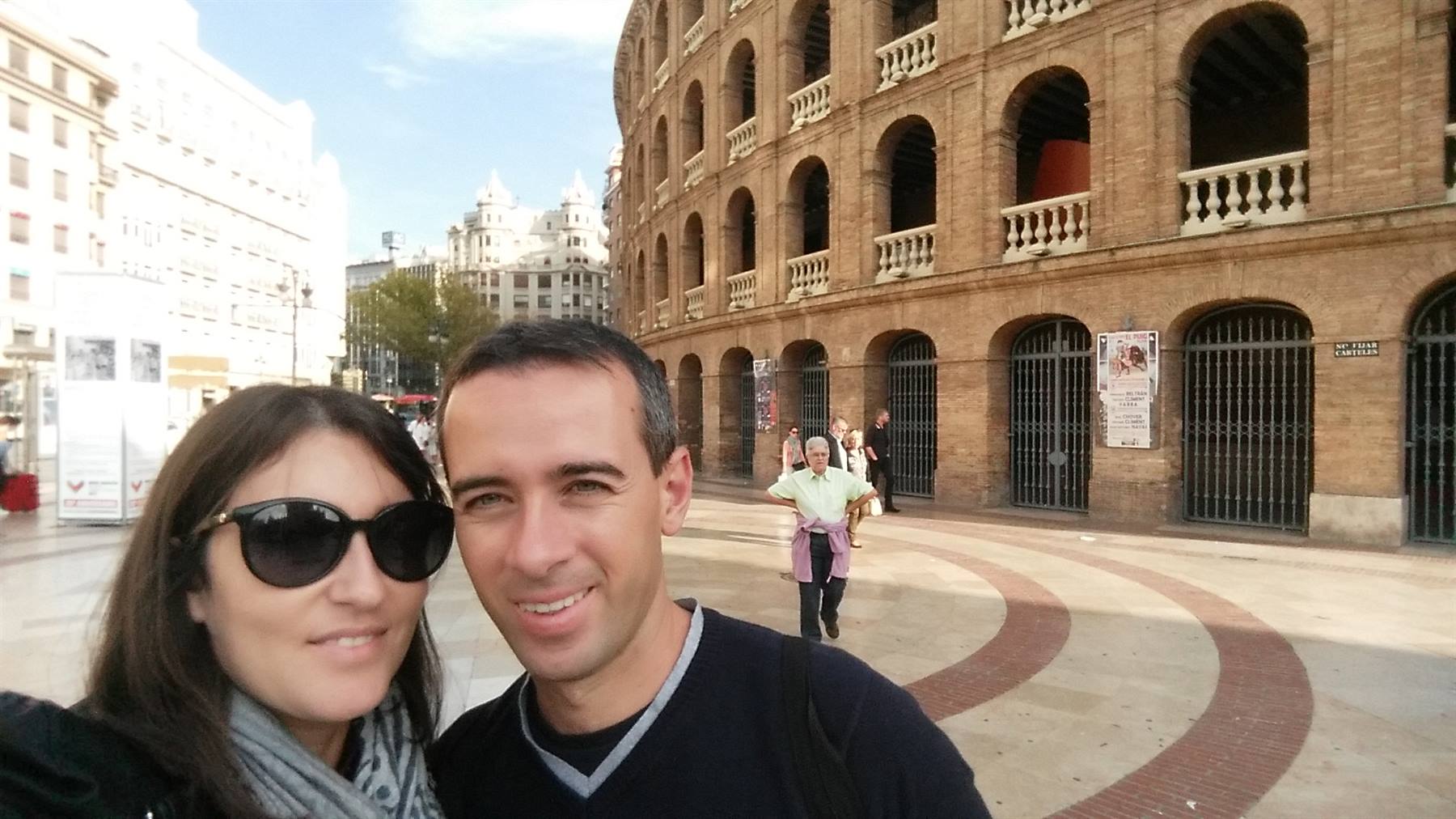 Coppia sorridente davanti alla Plaza de Toros di Valencia, mattina di sole