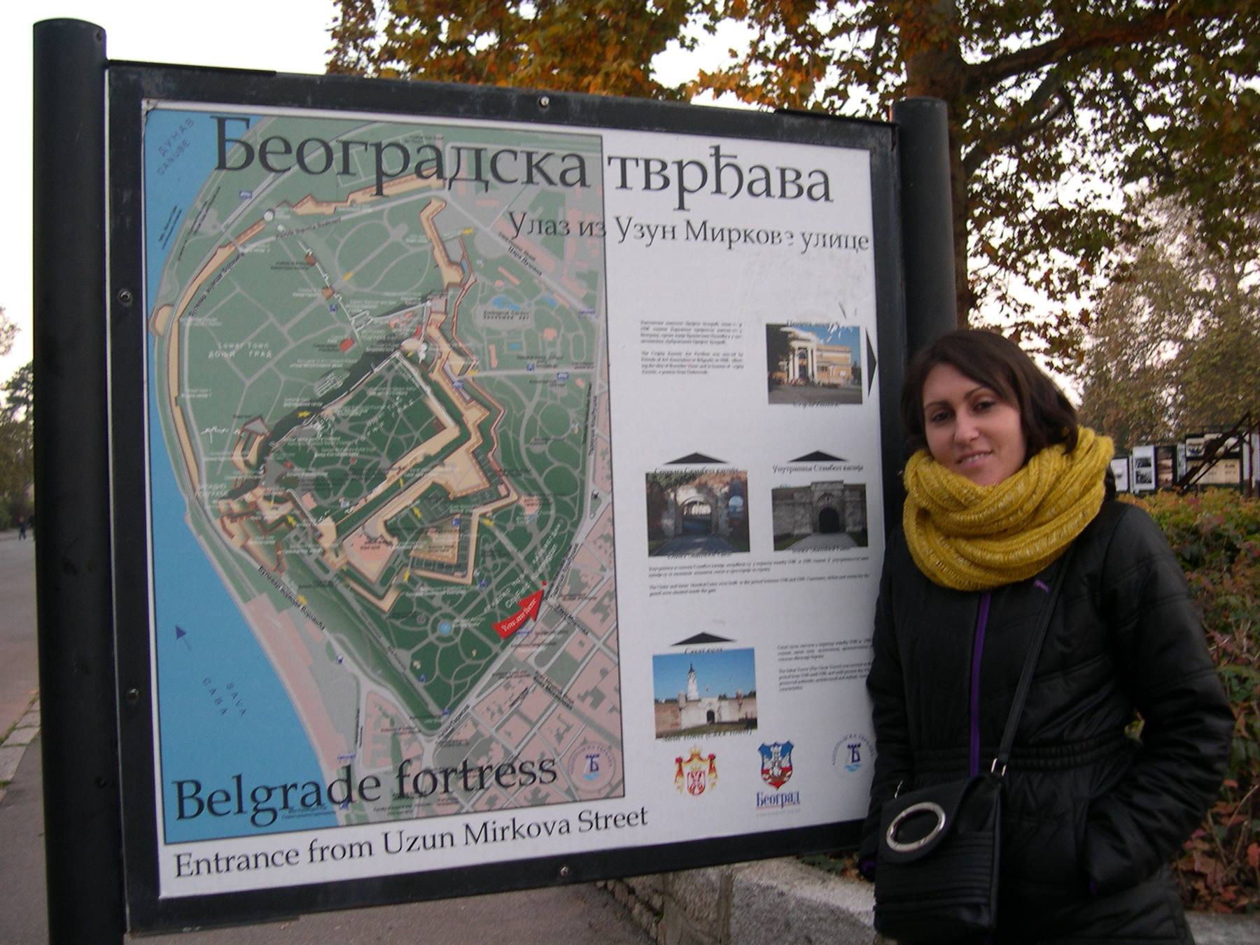 Turista accanto al cartello con la mappa della fortezza di Belgrado