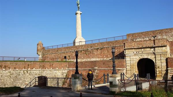 Tourist below the Victor statue at Kalemegdan fortress, Belgrade