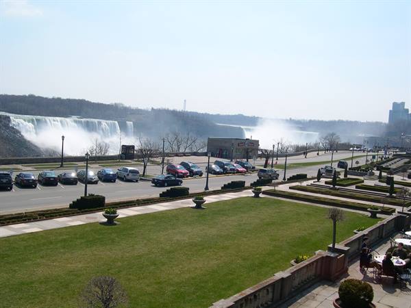 THE SPLENDID NIAGARA FALLS