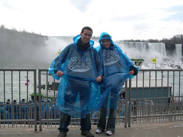 CLAUDIO AND VALE WITH THE TYPICAL RAINCOATS OF THE BOAT TOUR