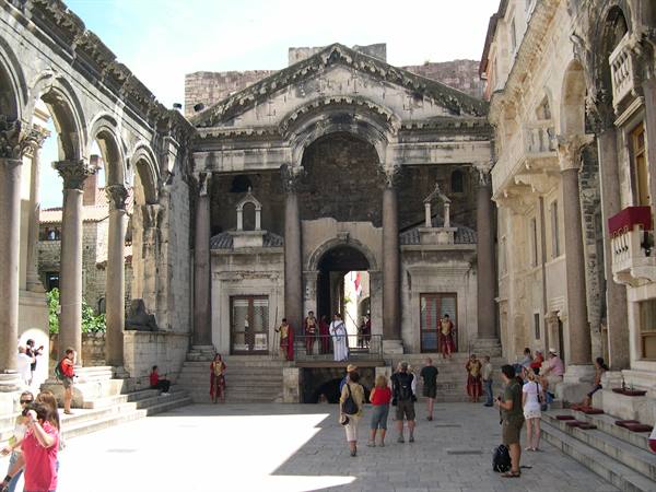 A GREAT ROMAN CITY . . . SPLIT