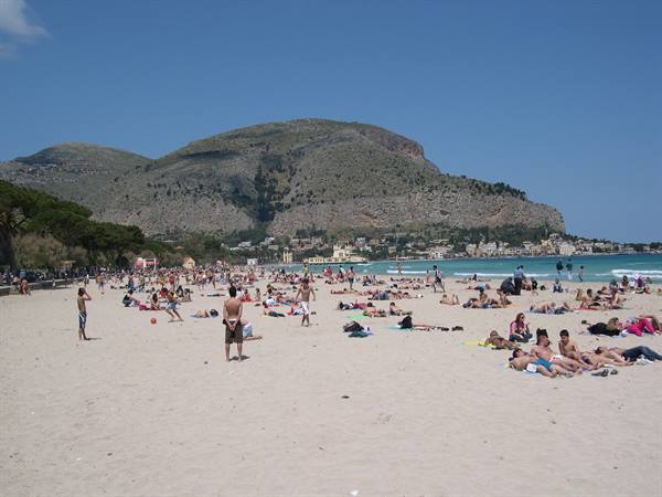THE BEACH OF THE PALERMO LOCALS - MONDELLO -