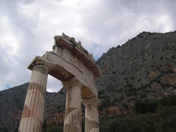 DELPHI: ART AMID NATURE