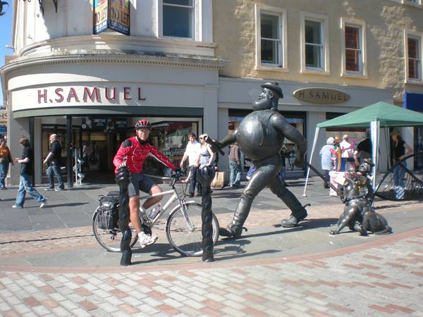 THE STRANGE SCULPTURES OF DUNDEE