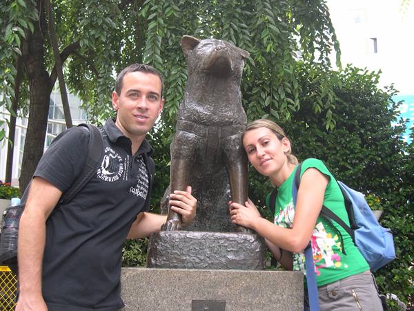 US TWO WITH THE LITTLE DOG HACHINKO
