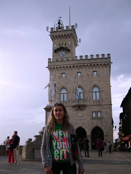 Girl in front of San Marino's Public Palace with the Liberty statue
