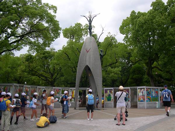 CHILDREN PRAYING UNDER THE FAMOUS MONUMENT