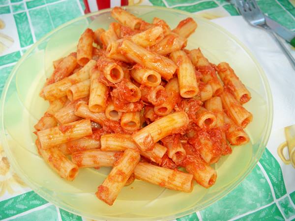 Rigatoni with tomato and tuna on a green tablecloth