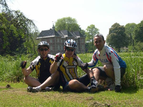 GROUP PHOTO WITH AN OLD MANOR IN THE BACKGROUND