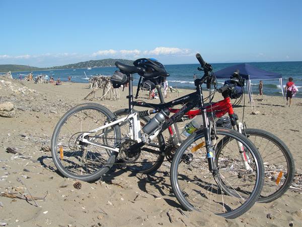 PHOTO ON THE BEACH OF LA FENIGLIA