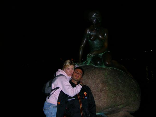 Couple at night in front of the Little Mermaid statue, Copenhagen