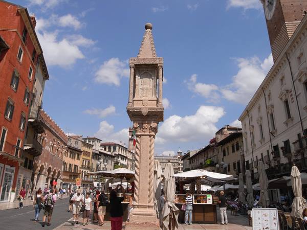 VERONA - PIAZZA DELLE ERBE