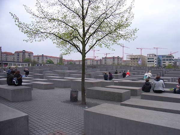 MONUMENT IN MEMORY OF HOLOCAUST VICTIMS