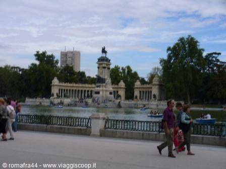 People strolling by the boating lake and monument at Parque del Retiro, Madrid
