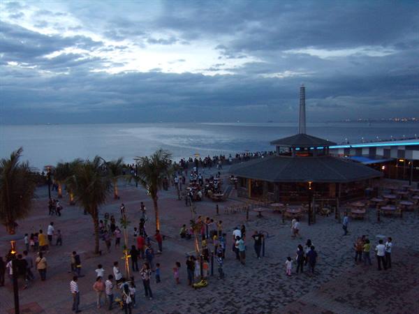 Manila - Waterfront at Mall Of Asia: ...crowded when the sun goes away!
