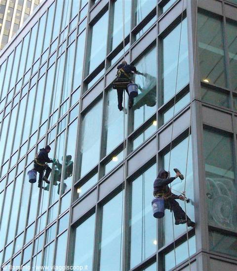 Chicago - Window cleaner or stuntman?