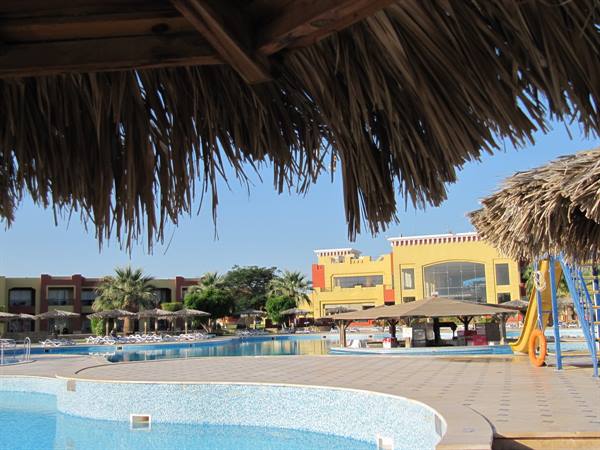 2 - Pool with bar no. 1