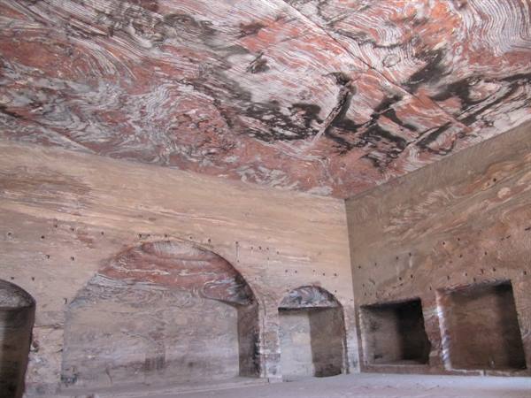 Tomb of the Urn, colorful interior