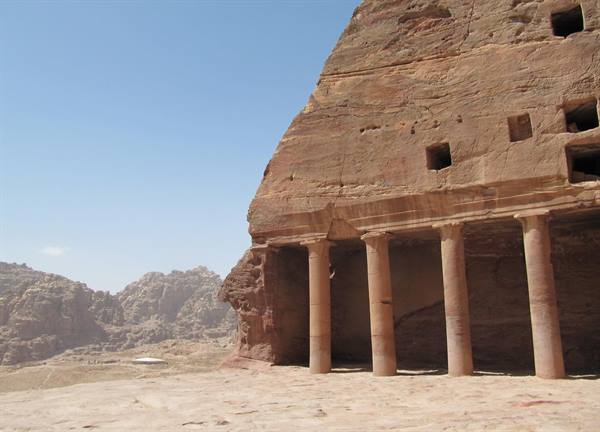 Tomb of the Urn, exterior