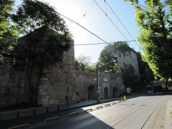 6.1 Entrance to the Topkapi gardens