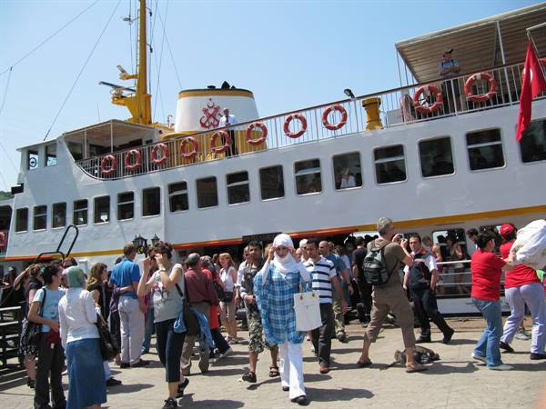 28 Getting off the boat serving the Bosphorus