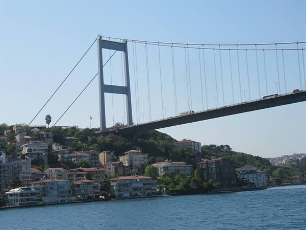 33 Bridge above the houses
