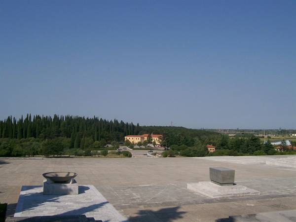 Redipuglia_panorama from the top of the memorial