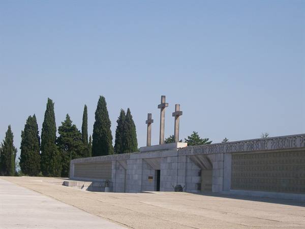 Redipuglia_top of the memorial