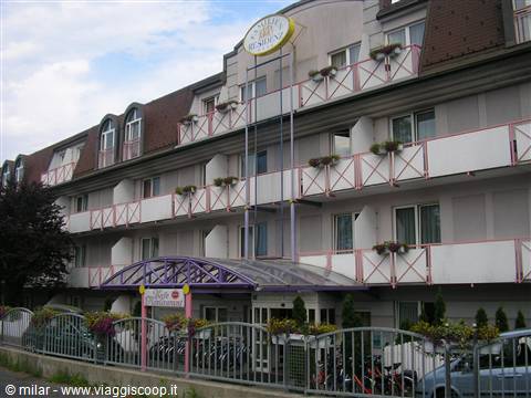 Hotel Sabbia d'Oro facade with flowered balconies and covered entrance