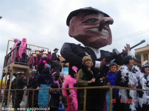 Carnival parade: papier-mâché giant float and masks in pink feathers