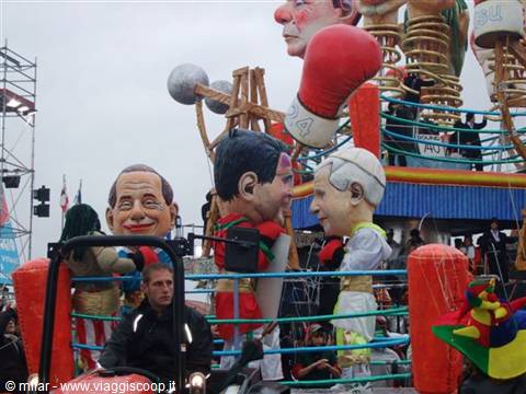 Viareggio Carnival: papier-mâché caricature floats boxing among spectators