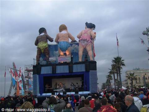 Viareggio Carnival: papier-mâché baby floats above the stage parade