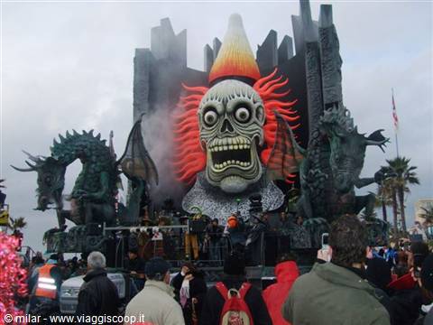 Viareggio Carnival float: giant flaming skull flanked by dragons