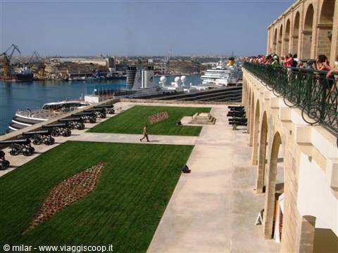 Upper Barrakka Gardens in Valletta: cannons, harbour and a cruise ship