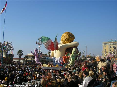 Viareggio Carnival: allegorical float with angel among the crowd