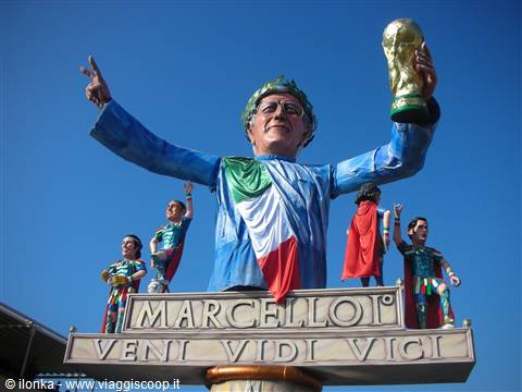 Viareggio Carnival: papier-mâché giant float lifting the trophy
