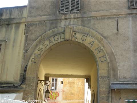 Stone arch inscribed Passage Agard, covered passage between old buildings