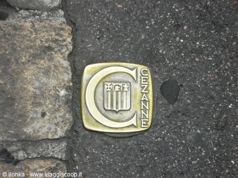 Golden plaque with Cézanne's letter C set into the asphalt of Aix