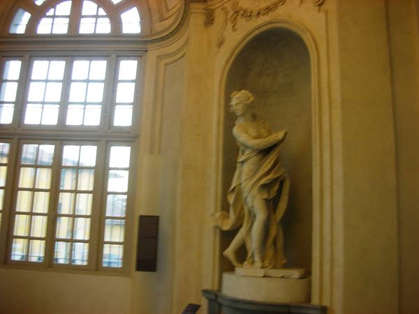 statue